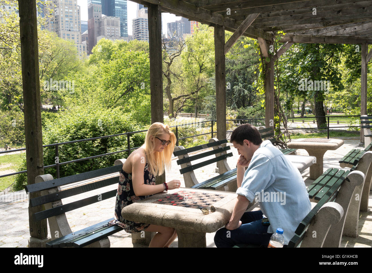 Avid chess players in Bryant Park midtown Manhattan, NYC Stock Photo - Alamy