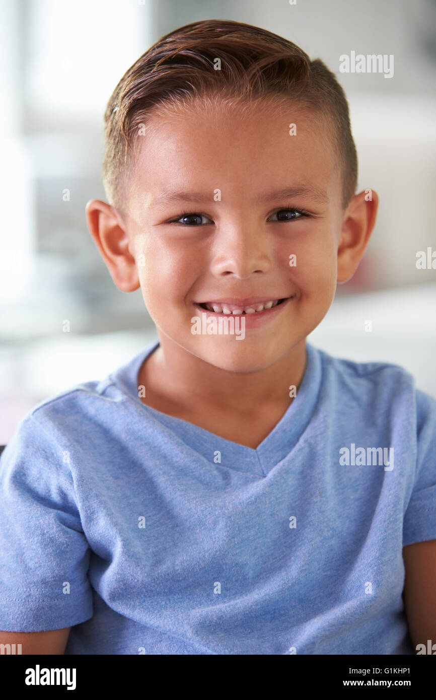 6 years old hispanic boy hi-res stock photography and images - Alamy