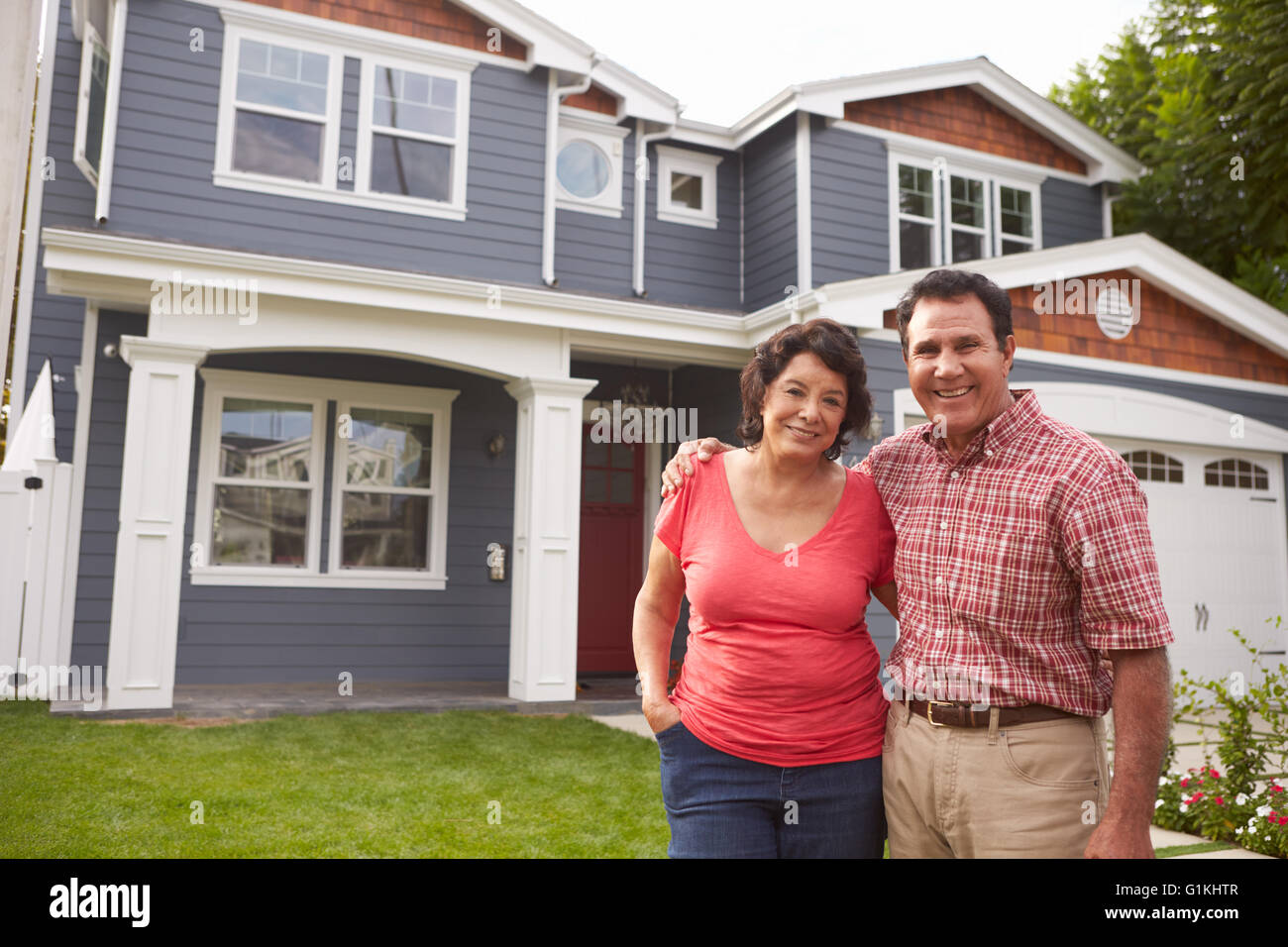 Hispanic men women standing hi-res stock photography and images - Alamy