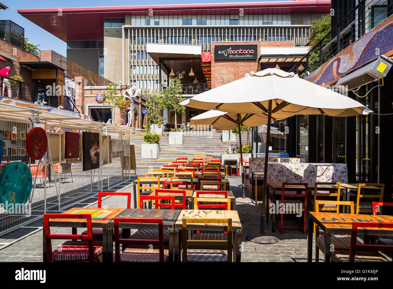 Shops and restaurants in Patio Bellavista on Pio Nono Street