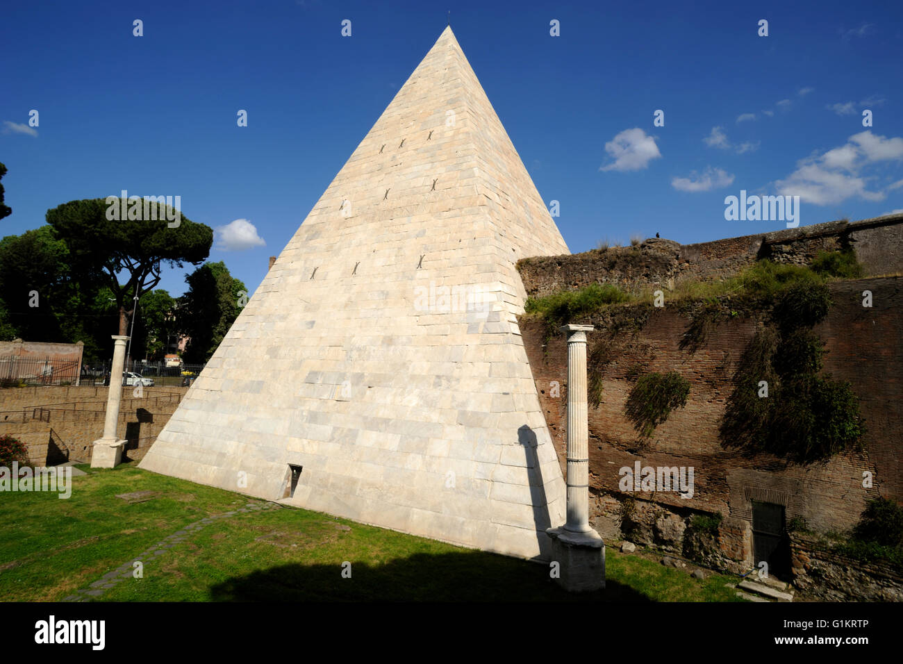 Italy, Rome, pyramid of Caius Cestius Stock Photo
