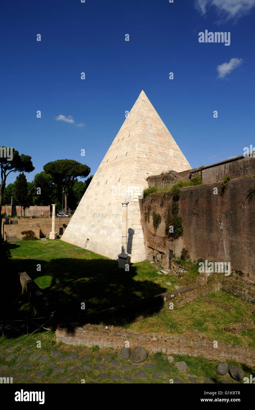 Italy, Rome, pyramid of Caius Cestius Stock Photo - Alamy