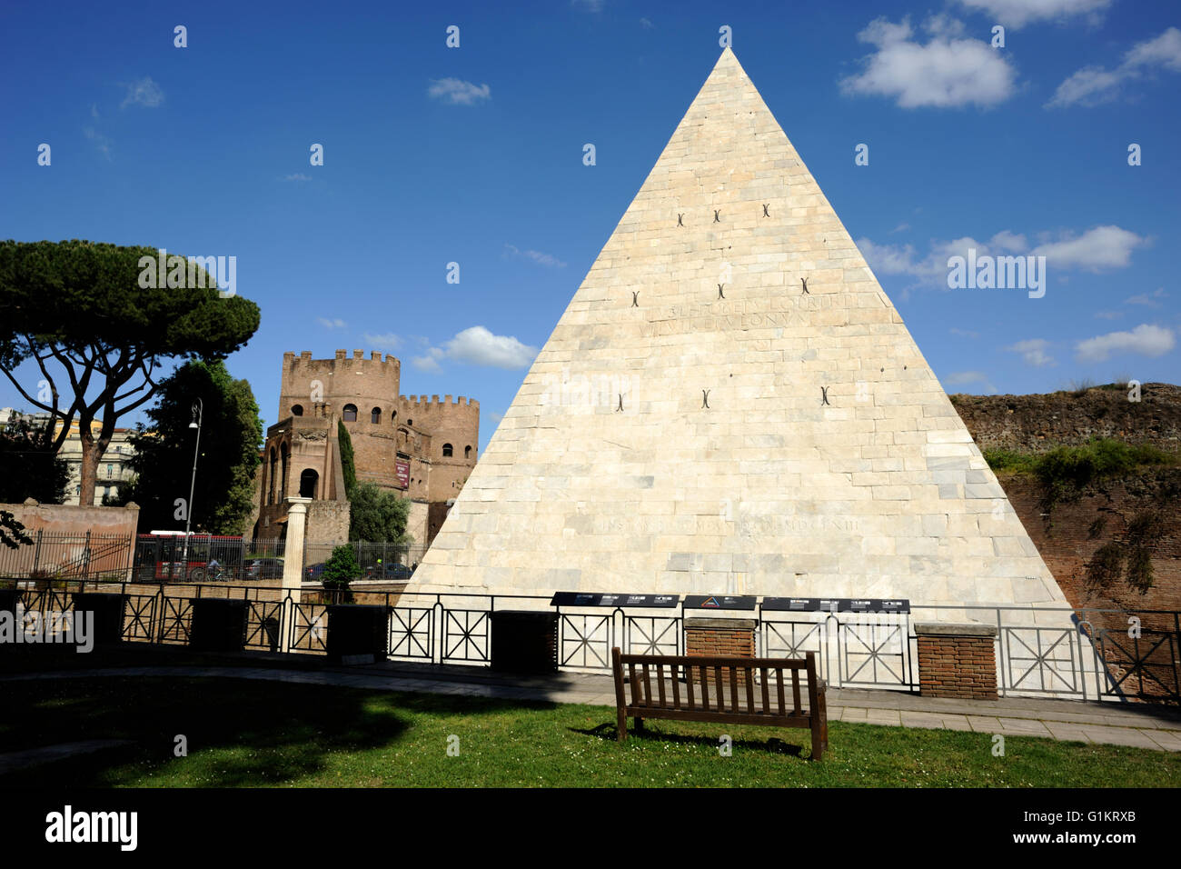 Italy, Rome, pyramid of Caius Cestius Stock Photo - Alamy