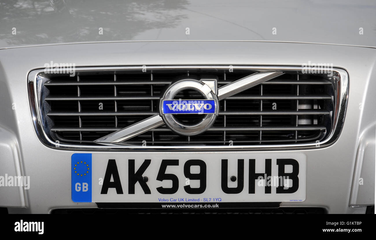 2009 Volvo S80 premium saloon sedan car radiator grill Stock Photo - Alamy