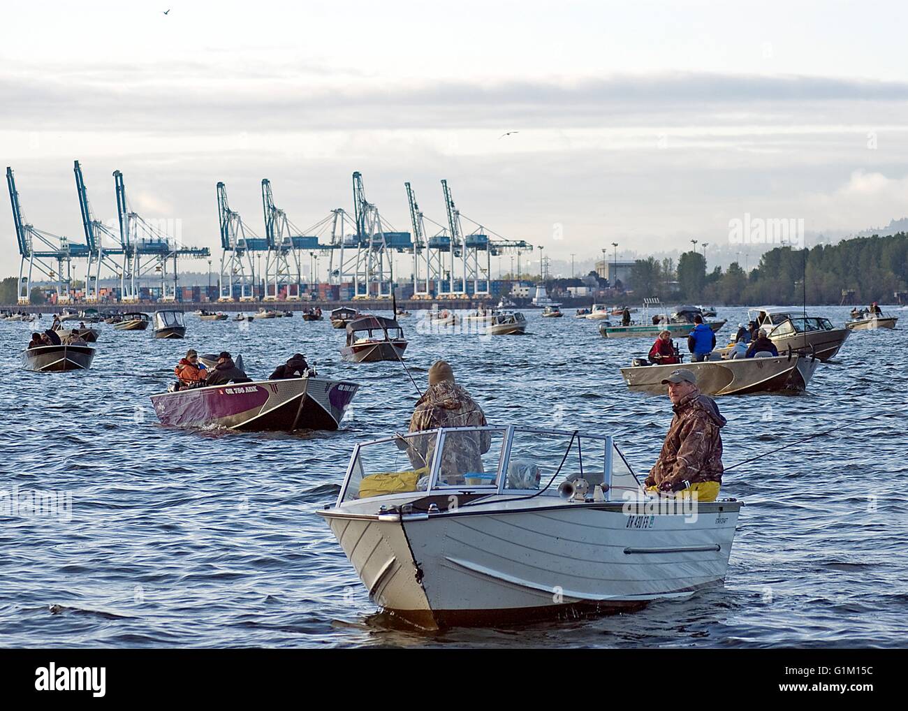 https://c8.alamy.com/comp/G1M15C/dozens-of-fishing-boats-spread-out-along-the-columbia-river-at-the-G1M15C.jpg