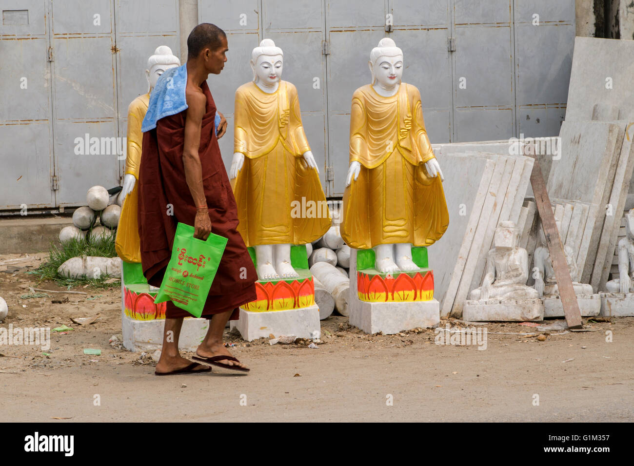 Buddhist monk statues hi-res stock photography and images - Alamy