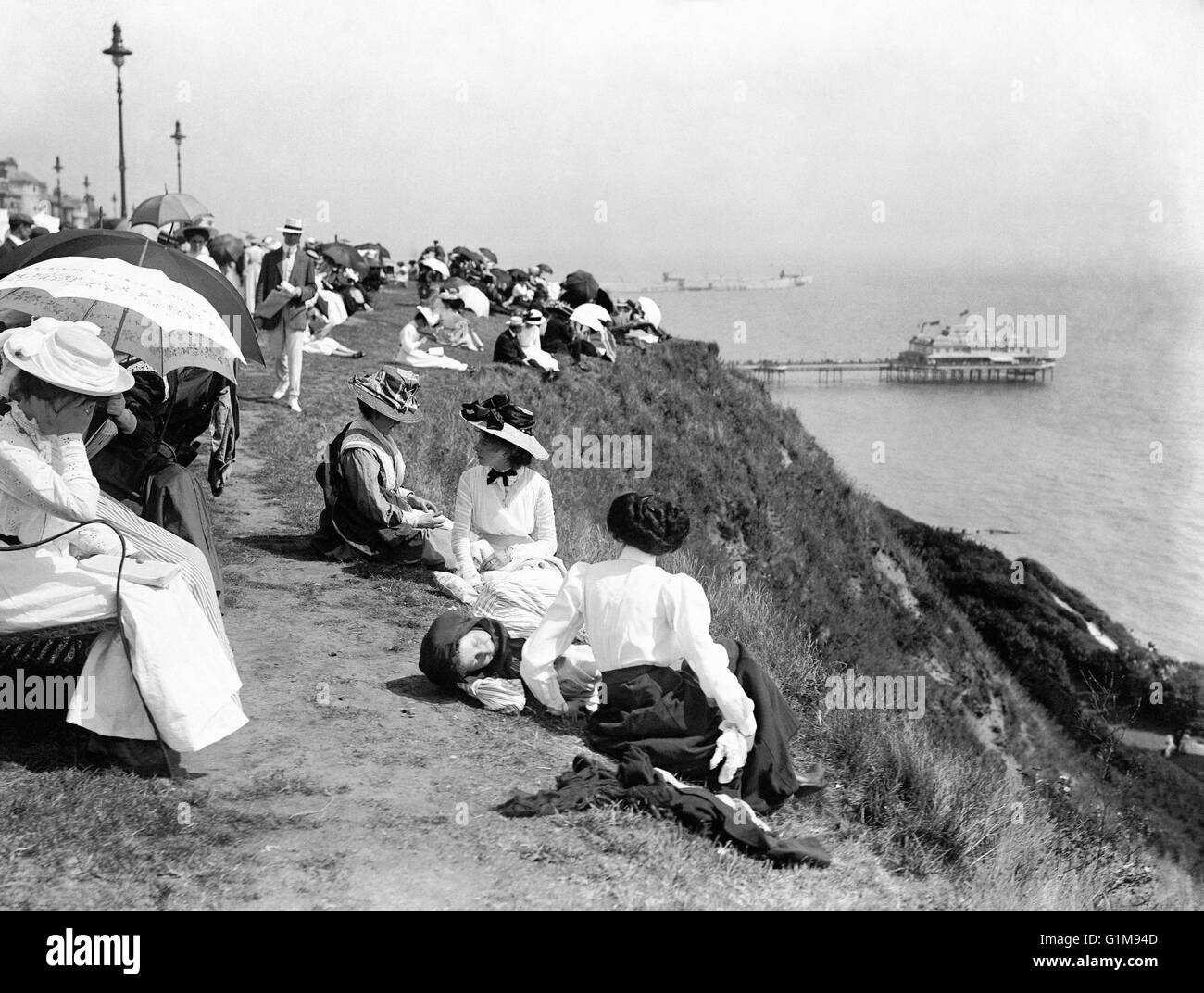 People enjoying the sun on the cliffs near the seaside at Folkestone in Kent. ... Summer Weather - British Holidays - The Seaside - Folkestone - 1909 ... 01-07-1909 ... Folkestone ... UK ... Photo credit should read: PA/Unique Reference No. 1216102 ... Stock Photo