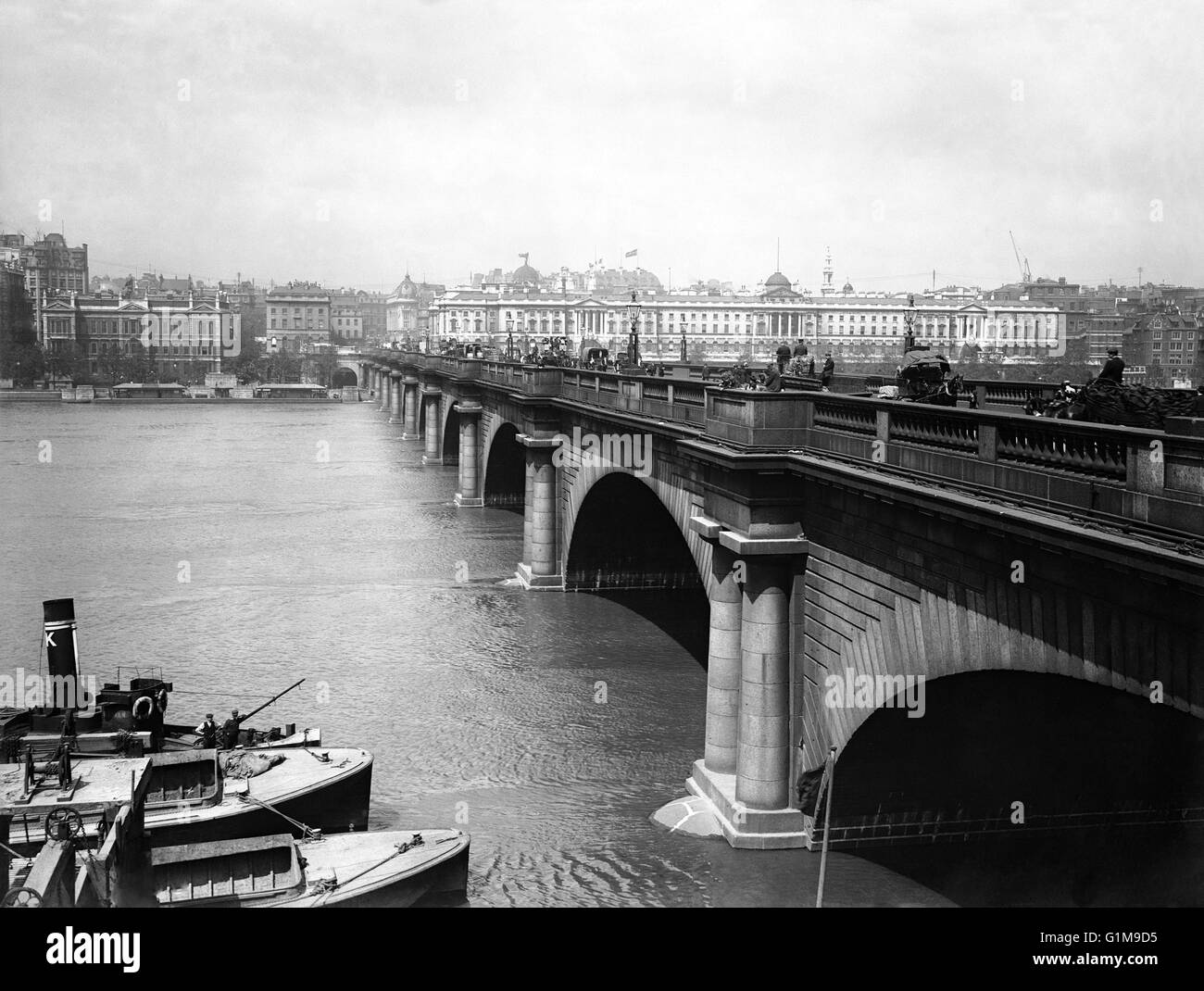 Old Waterloo Bridge, which was designed by John Rennie and opened in 1817. The bridge was finally demolished when the new Waterloo bridge opened in 1945. ... British Transport - Road - Bridges - Waterloo Bridge - London - 1911 ... 01-01-1911 ... London ... UK ... Photo credit should read: PA/Unique Reference No. 1634023 ... Stock Photo