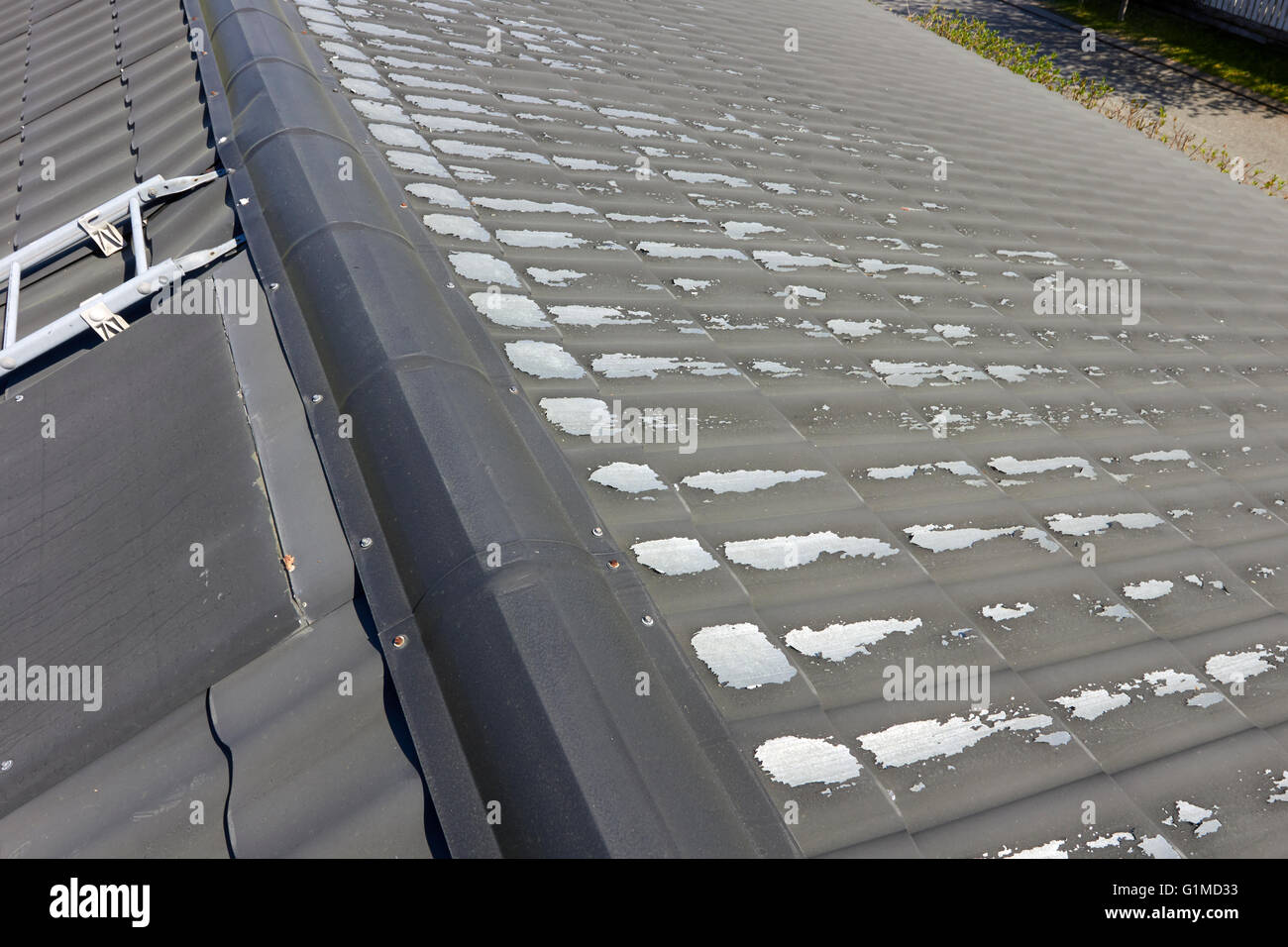 Corrugated metal roof peeling paint hi-res stock photography and images ...