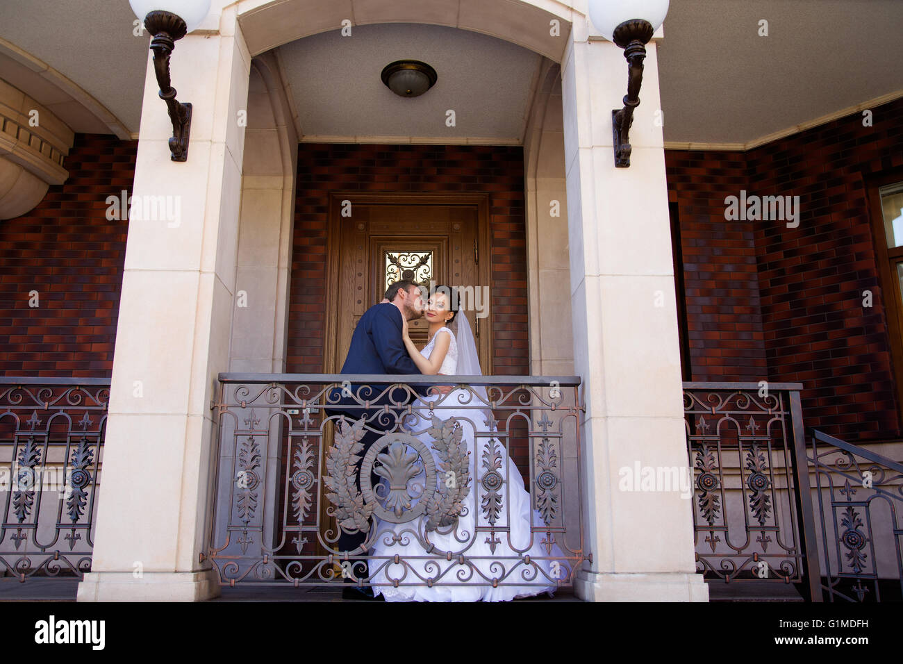 Newlyweds kiss hi-res stock photography and images - Alamy