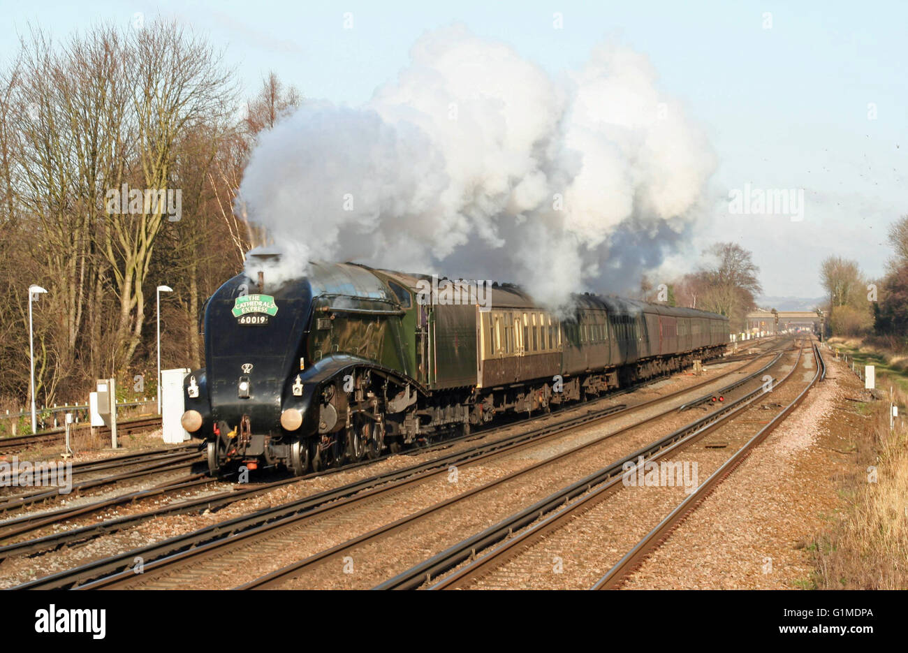 60019 Bittern storms through Three Bridges with the Cathedrals Express from London Victoria to Chichester Stock Photo