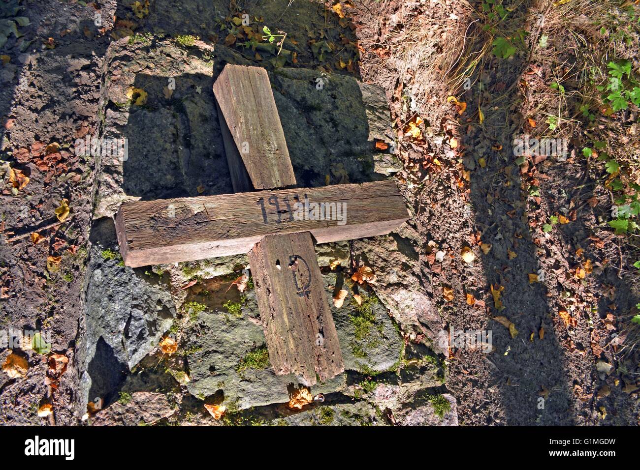 Wooden cross, on a mass grave for fallen German soldiers at the battle of Tannenberg, August / September 1914. in Hohenstein Stock Photo