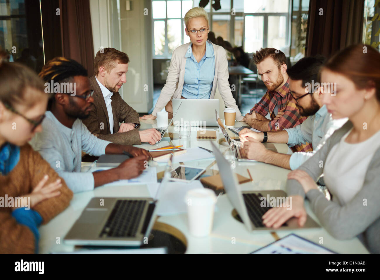 Meeting the team hi-res stock photography and images - Alamy