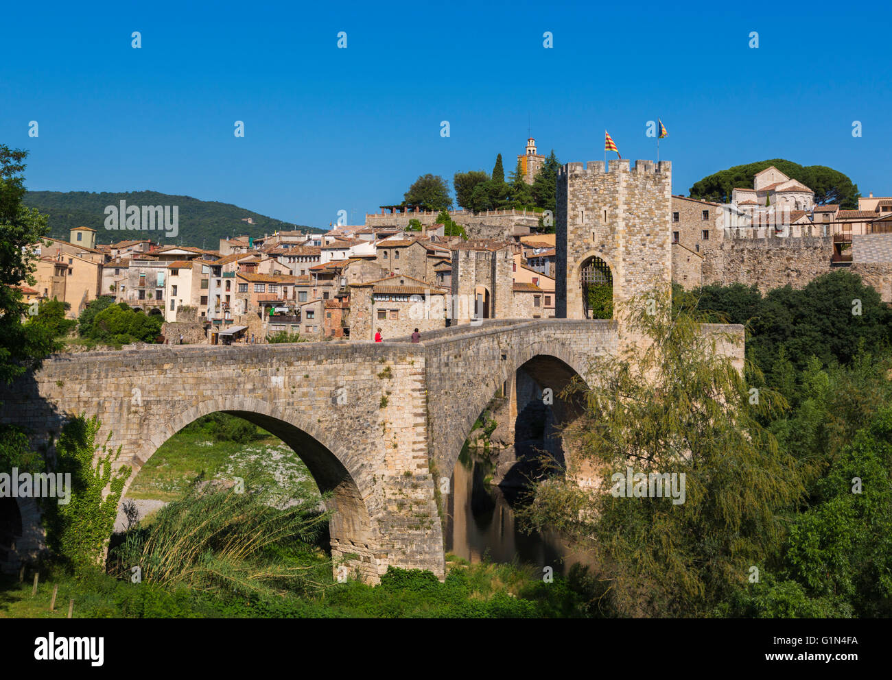 Besalu, Girona Province, Catalonia, Spain.  Fortified bridge known as El Pont Vell, the Old Bridge, crossing the Fluvia river. Stock Photo