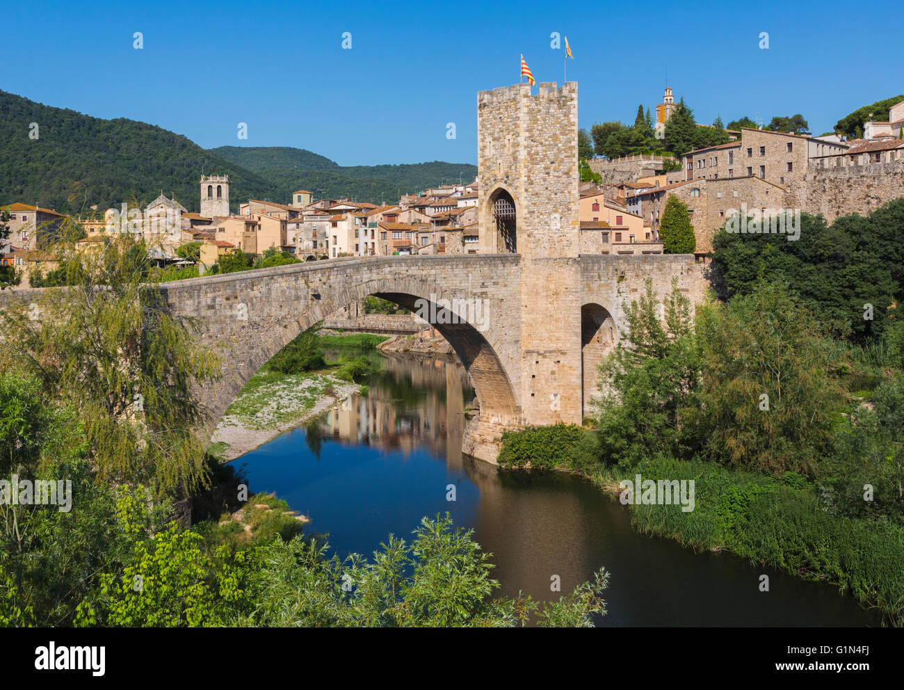 Besalu, Girona Province, Catalonia, Spain.  Fortified bridge known as El Pont Vell, the Old Bridge, crossing the Fluvia river. Stock Photo