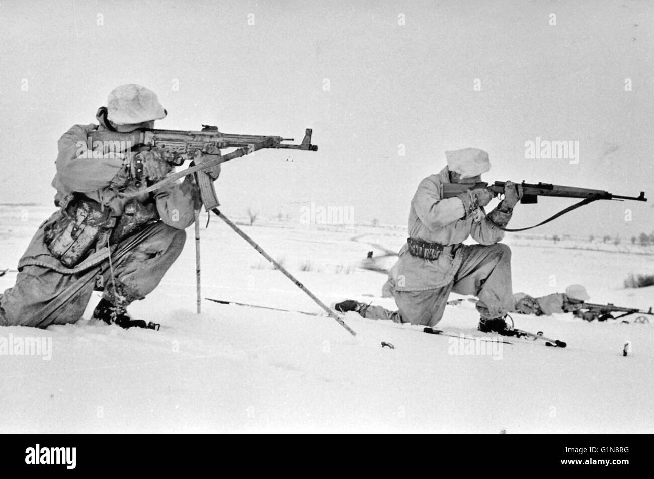 German Ski Troops snow camouflage with MP44 and G43 semi automatic weapons in action on the Eastern Front Winter1944 Stock Photo