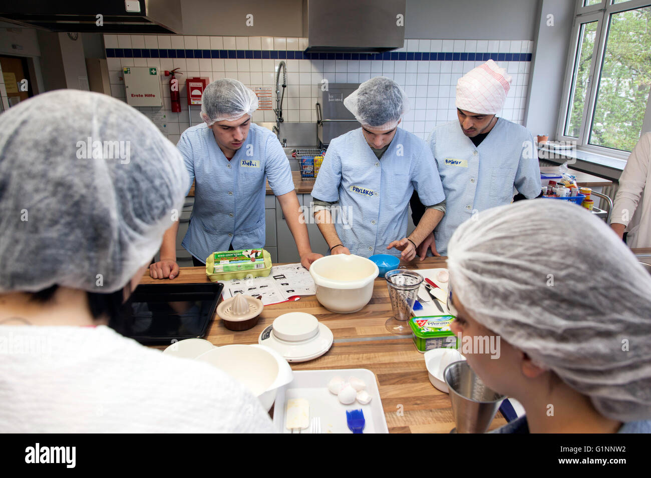 International School Class Learns How To Cook And Bake In The Training   International School Class Learns How To Cook And Bake In The Training G1NNW2 