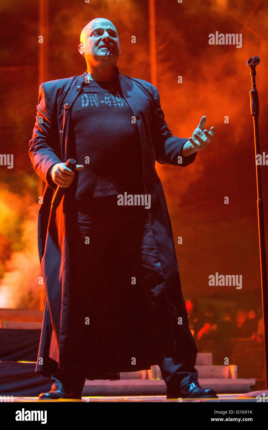 Somerset, Wisconsin, USA. 15th May, 2016. Singer DAVID DRAIMAN of ...