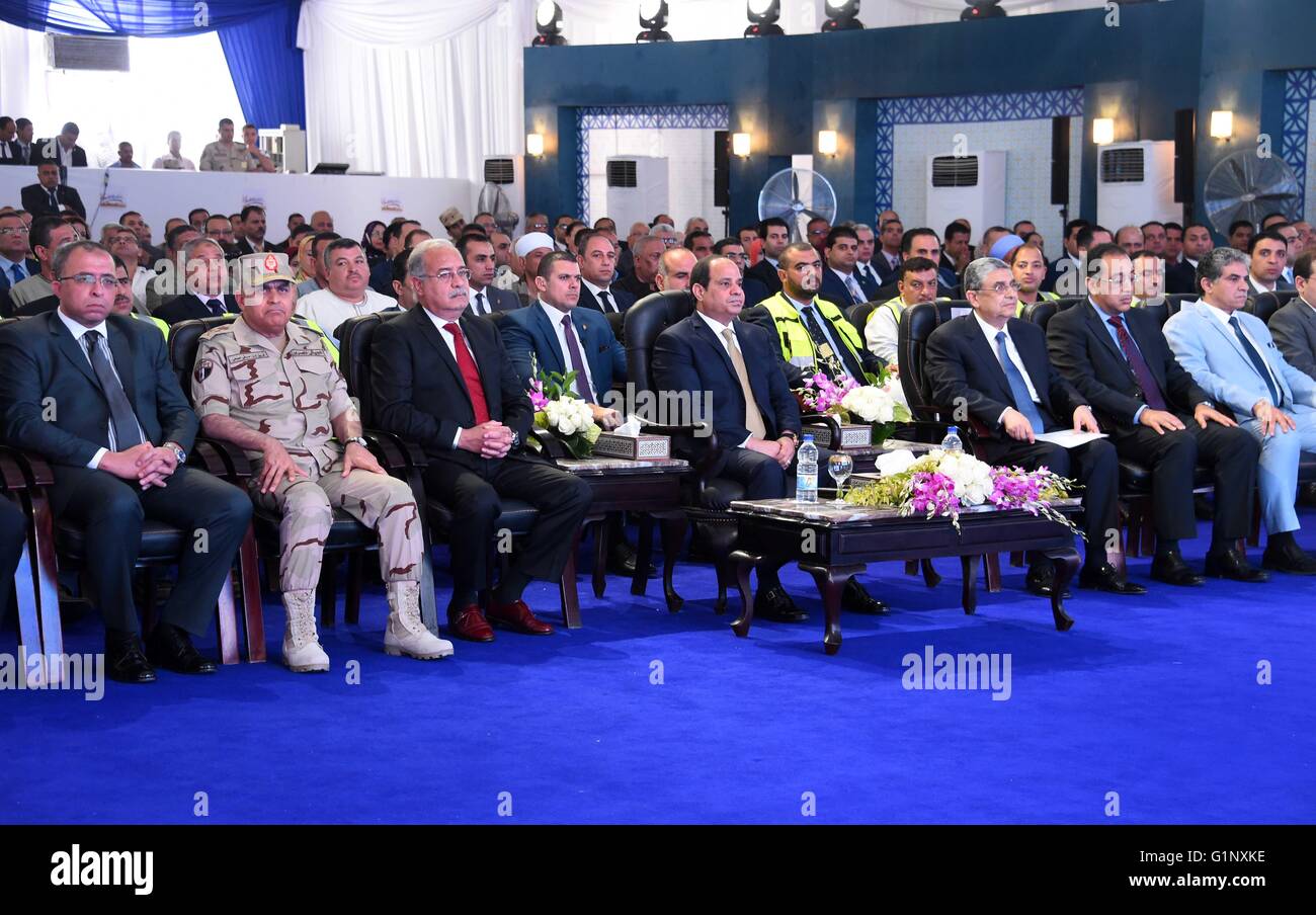Cairo, Egypt. 17th May, 2016. Egyptian President Abdel-Fattah al-Sisi (C, front) attends the inauguration of a power plant in Assiut, Egypt, on May 17, 2016. Egyptian President said Tuesday that there is a 'real chance' to establish true peace between the conflicting Palestinian and Israeli sides if they can respond to Arab and international peacemaking efforts, official MENA news agency reported. © MENA/Xinhua/Alamy Live News Stock Photo