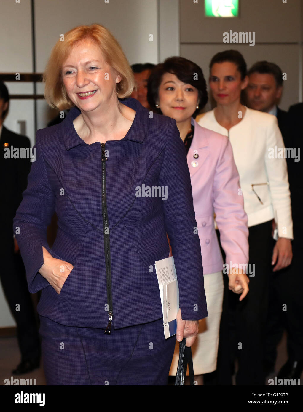 Tsukuba, Japan. 17th May, 2016. German Education and Research Minister Johanna Wanka (L), Japanese Science and Technology Minister Aiko Shimajiri (C) and Canadian Science Minister Kirsty Duncan (R) enter the conference room to have press conference after the G7 Science and Technology Ministers' Meeting in Tsukuba in Ibaraki prefecture on Tuesday, May 17, 2016. © Yoshio Tsunoda/AFLO/Alamy Live News Stock Photo