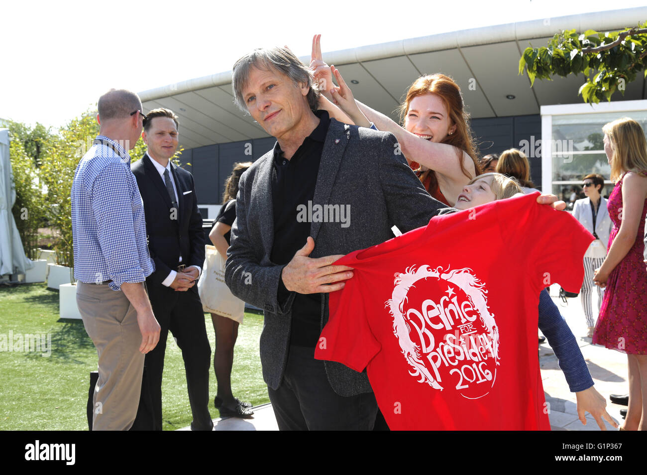 Viggo Mortensen and Annalise Basso at the 'Captain Fantastic' photocall during the 69th Cannes Film Festival at the Palais des Festivals on May 17, 2016 | usage worldwide/picture alliance Stock Photo