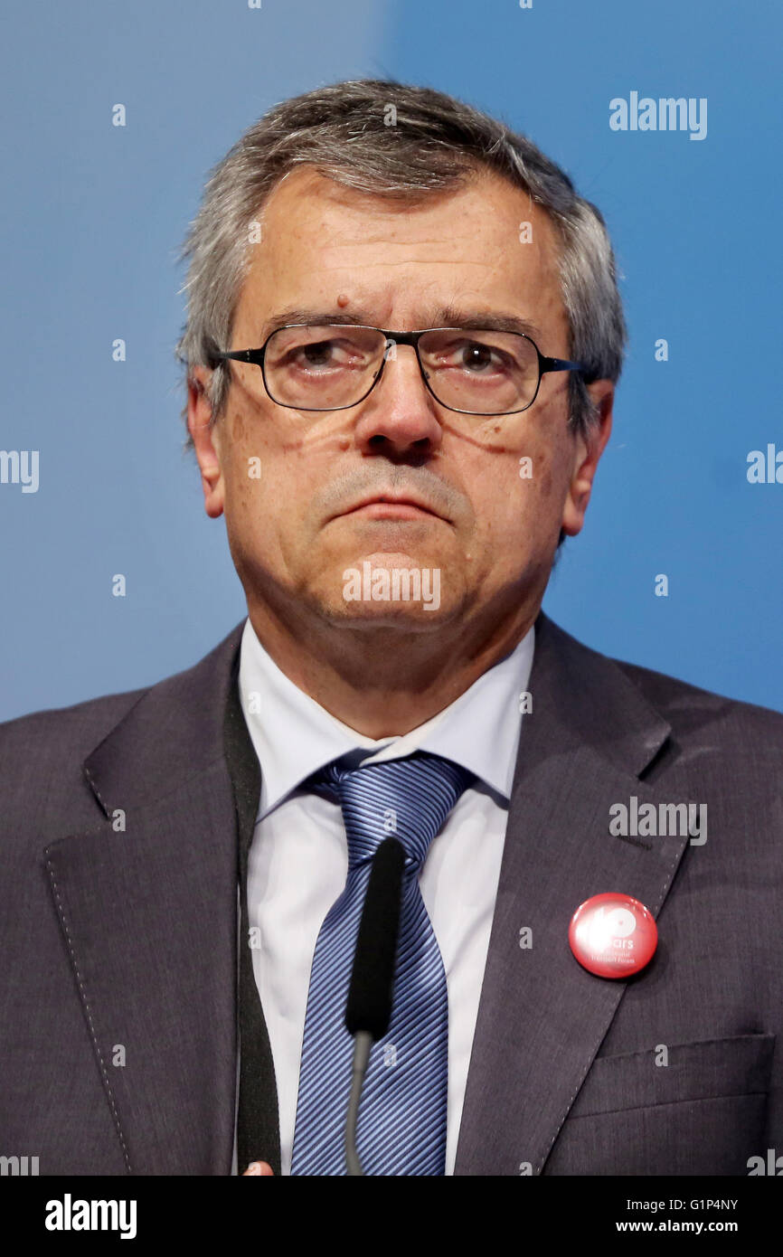 Leipzig, Germany. 18th May, 2016. Jose Viegas, secretary general of the International Transport Forum (ITF), attends a press conference on the world summit of transport ministers in Leipzig, Germany, 18 May 2016. Some 1,000 participants from 60 countries are expected to attend the three-day summit held by the International Transport Forum of the Organisation for Economic Co-operation and Development (OECD). Photo: JAN WOITAS/dpa/Alamy Live News Stock Photo
