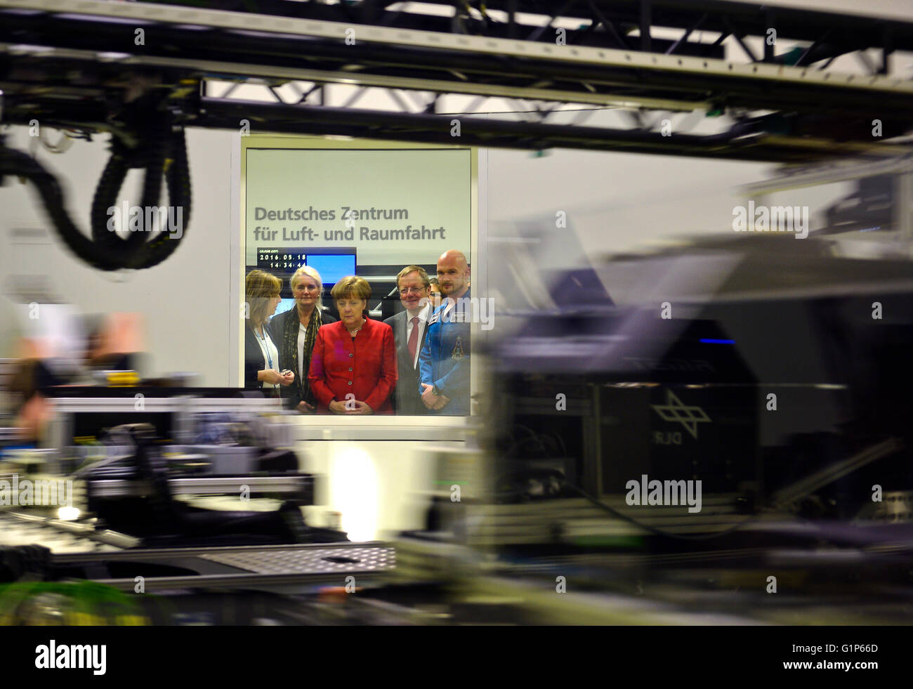 Cologne, Germany. 18th May, 2016. Head of the Gravitational Biology Section Ruth Hemmersbach (L-R), DLR CEO Pascale Ehrenfreundhe, ESA president Johann-Dietrich Woerner, German Chancellor Angela Merkel and the German astronaut Alexander Gerst view a moving centrifuge in the DLR-Laboratory for Life Science Experiments during a visit to the European Astronaut Centre (EAC) in Cologne, Germany, on May 18, 2016. Photo: Sascha Schuermann/dpa/Alamy Live News Stock Photo