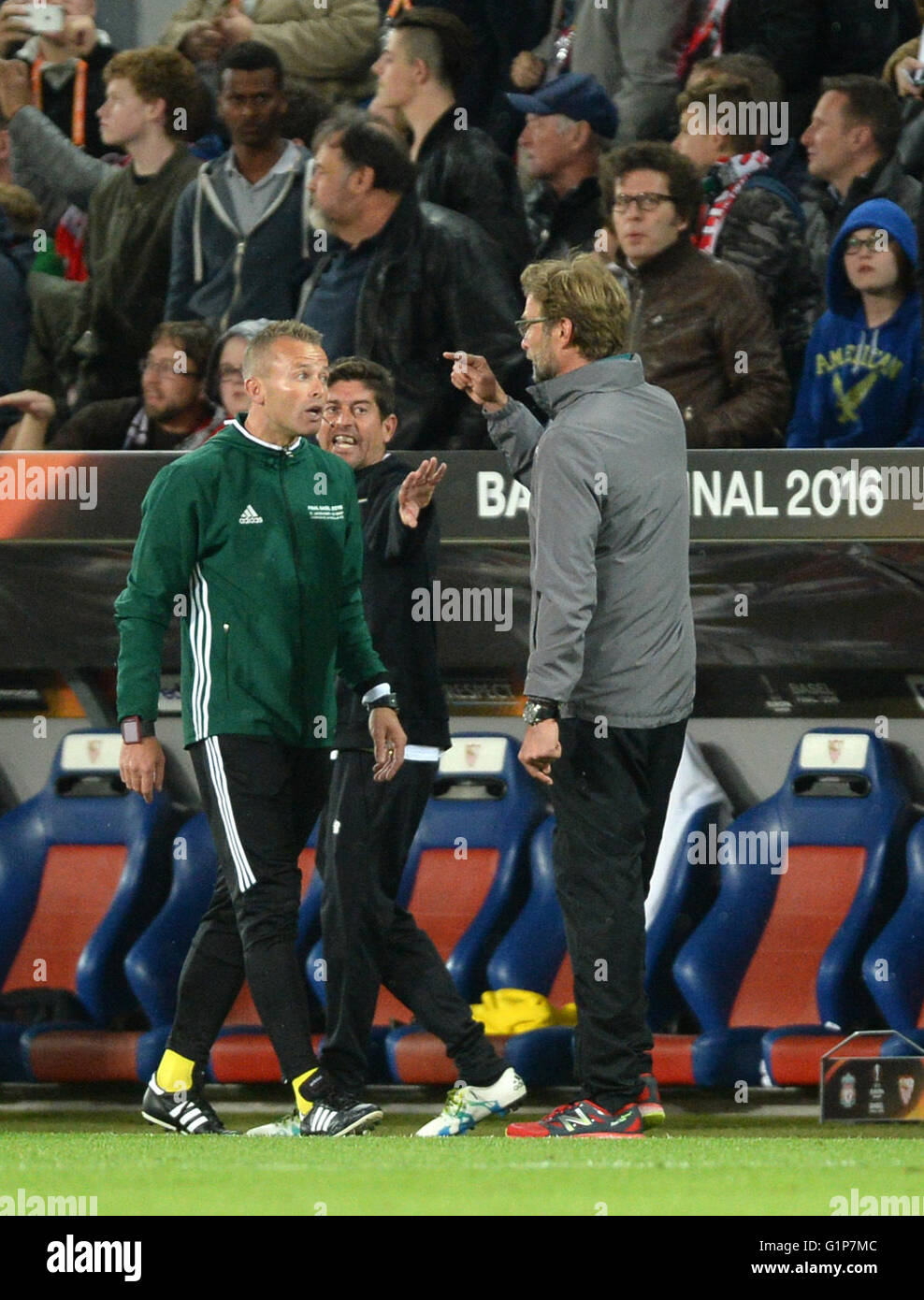 Basel, Switzerland. 18th May, 2016. Liverpool's head coach Juergen Klopp (R) discusses with Fourth official Svein Oddvar Moen of Norway during the UEFA Europa League final between Liverpool FC and Sevilla Futbol Club at the St. Jakob-Park stadium in Basel, Switzerland, on 18 May 2016. Credit: dpa picture alliance/Alamy Live News Stock Photo