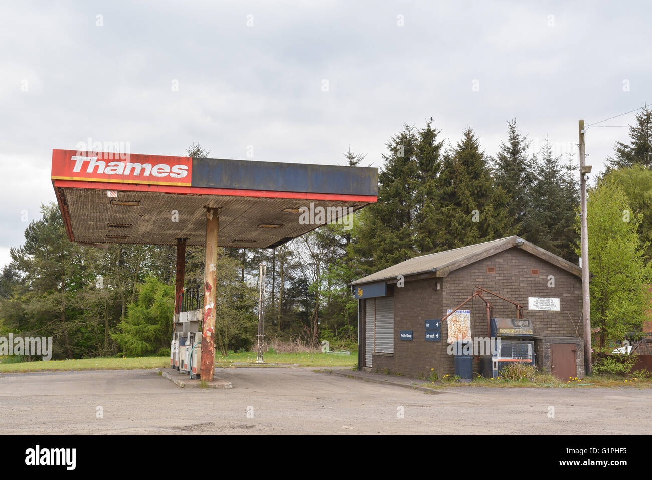 Closed and disused Thames petrol station, Plains, Airdrie, North Lanarkshire, Scotland, UK Stock Photo