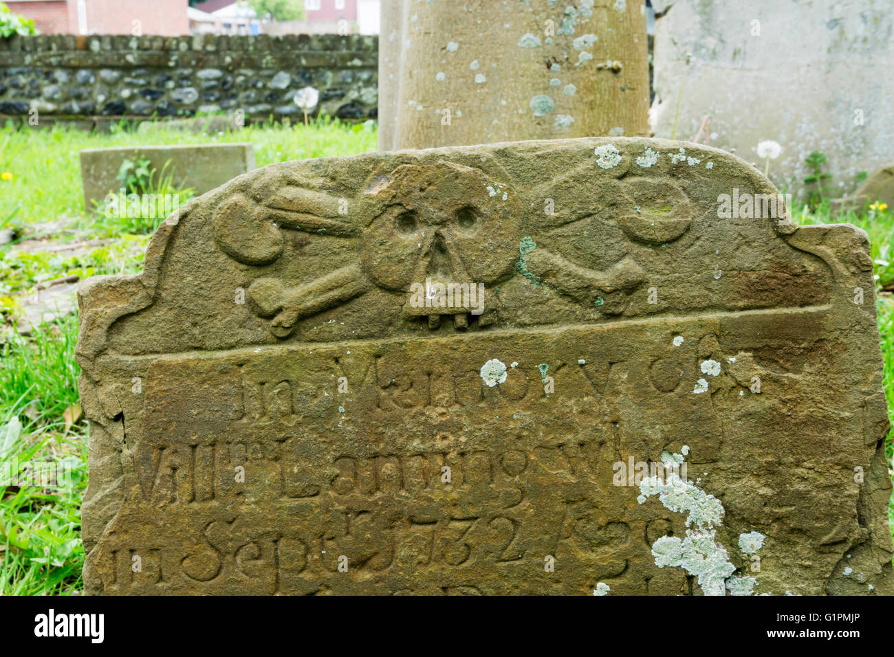 Skull and crossbones carving on an 18th century gravestone in Birchington churchyard. Stock Photo