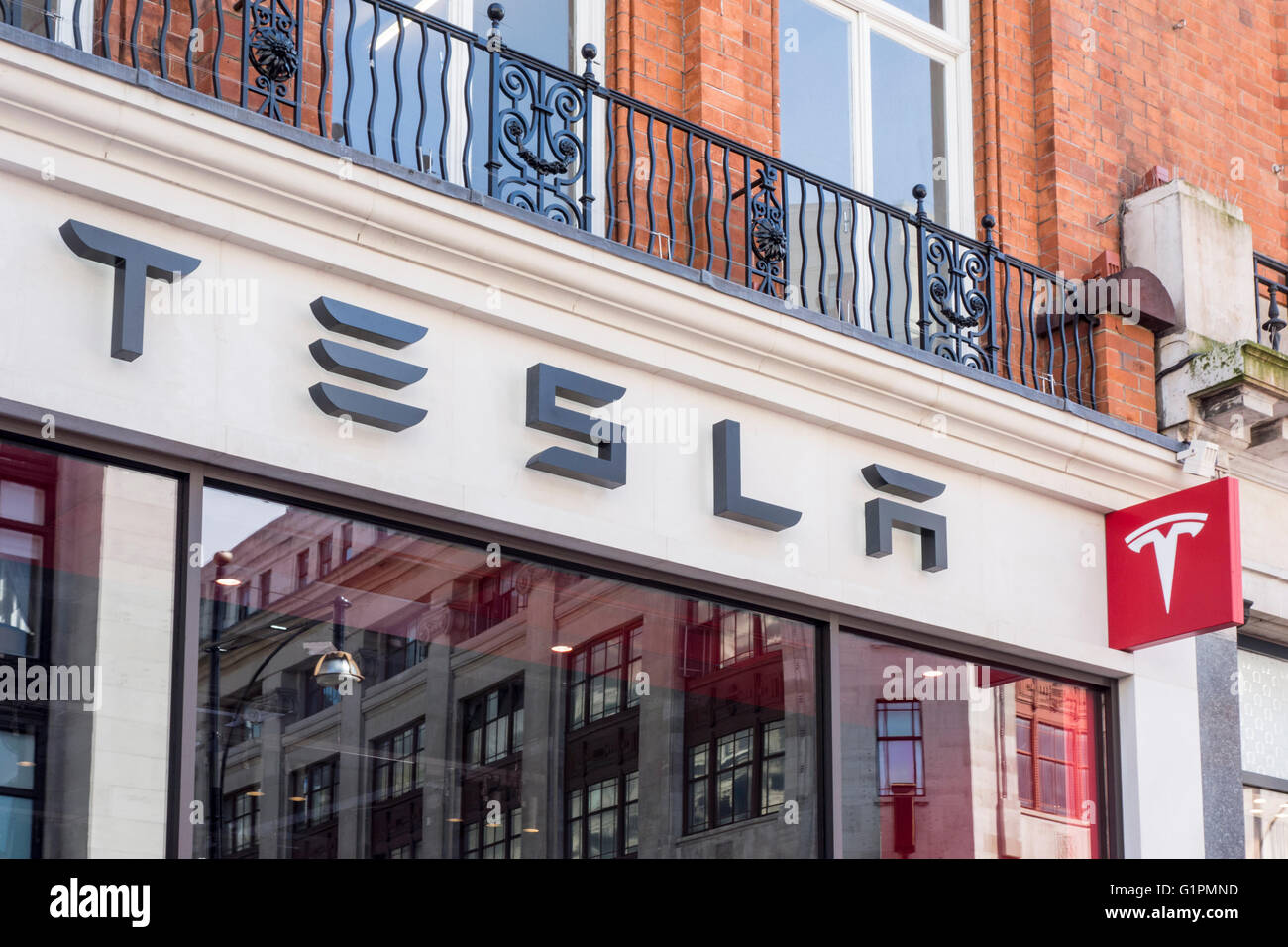 Tesla Store, Oxford Street, London, UK Stock Photo - Alamy