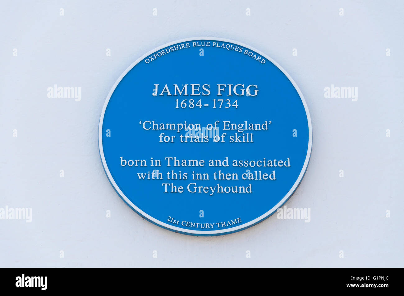 Blue plaque on facade of 'The James Figg' free house pub, Cornmarket, Thame, Oxfordshire, England, United Kingdom Stock Photo