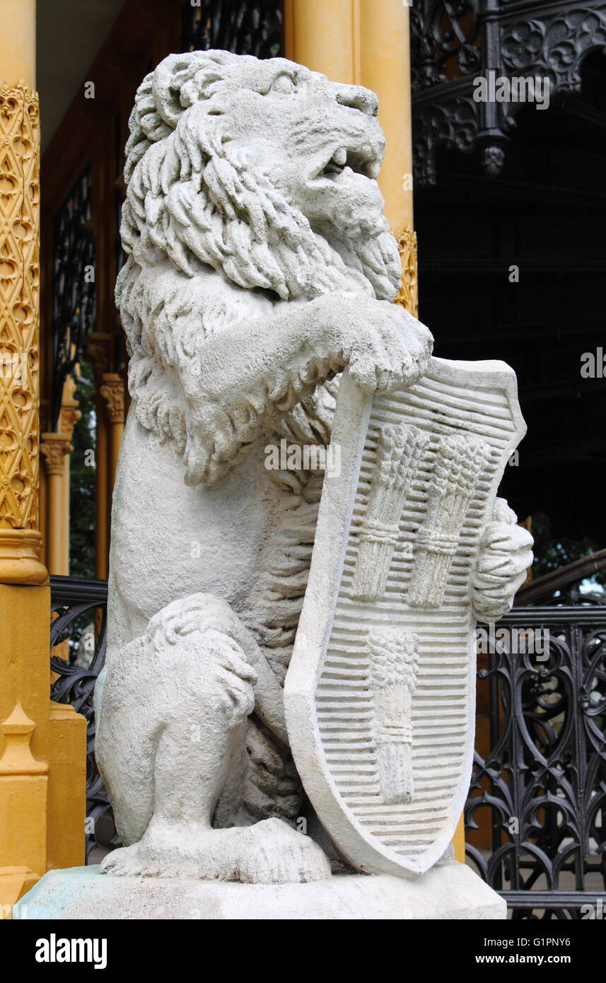 Lion statue shield hires stock photography and images Alamy