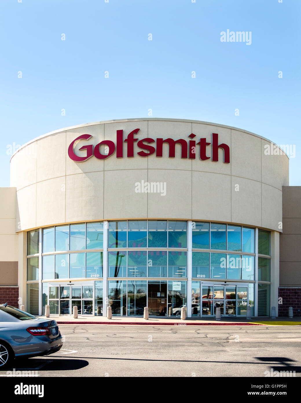 The exterior of Golfsmith, or Golfsmith International, a high-tec multi-channel retailer of golfing equipment. Oklahoma City, Ok Stock Photo