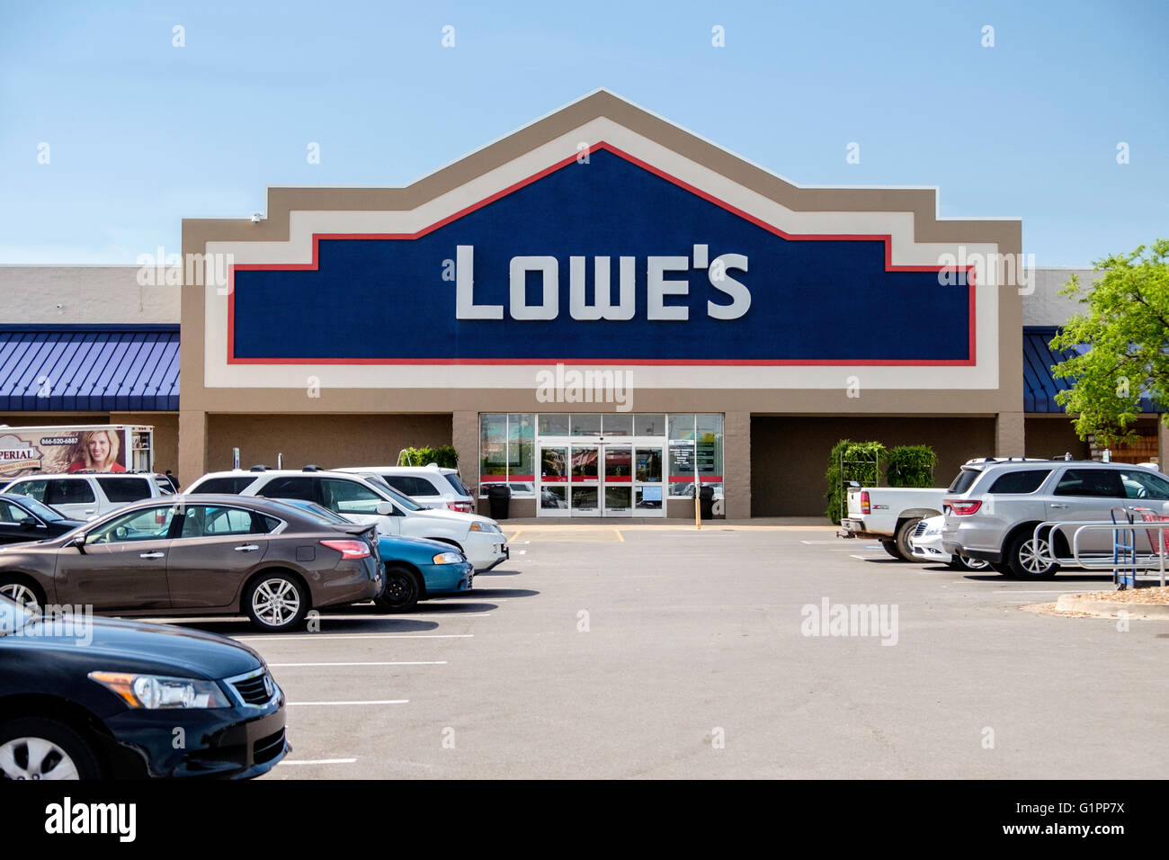The exterior storefront of a Lowe's building and supply store in Oklahoma City, Oklahoma, USA. Stock Photo