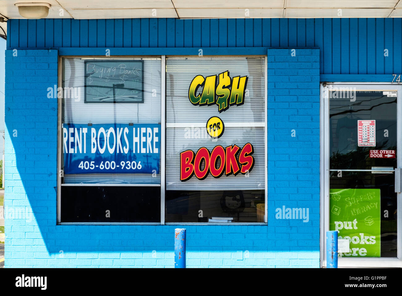 The storefront and window dressing advertising a textbook brokerage, buying and selling textbooks. USA. Stock Photo