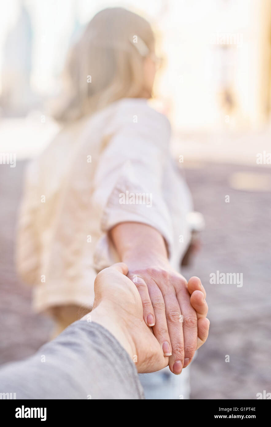 Держание за руки. Если он держит за руку. Руки влюбленных. Руки влюбленных. Держит за руку девушку.