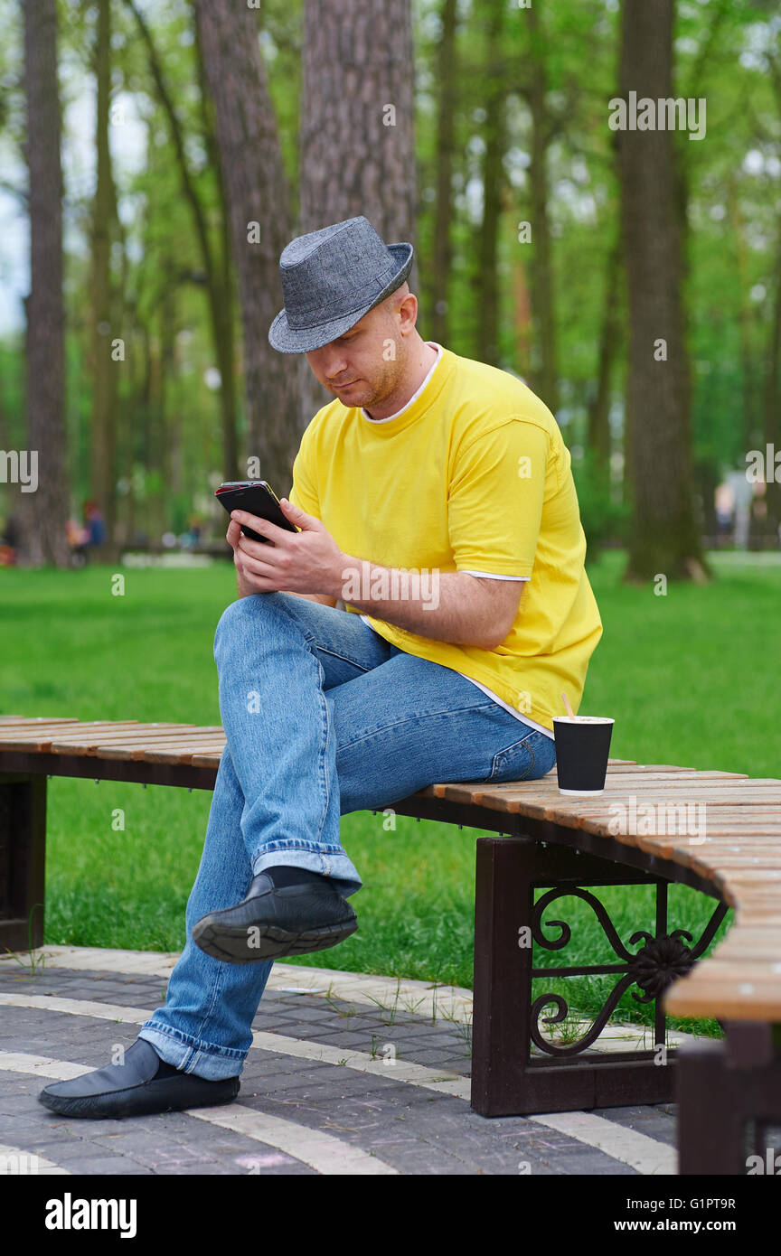 Old men on park bench hi-res stock photography and images - Alamy