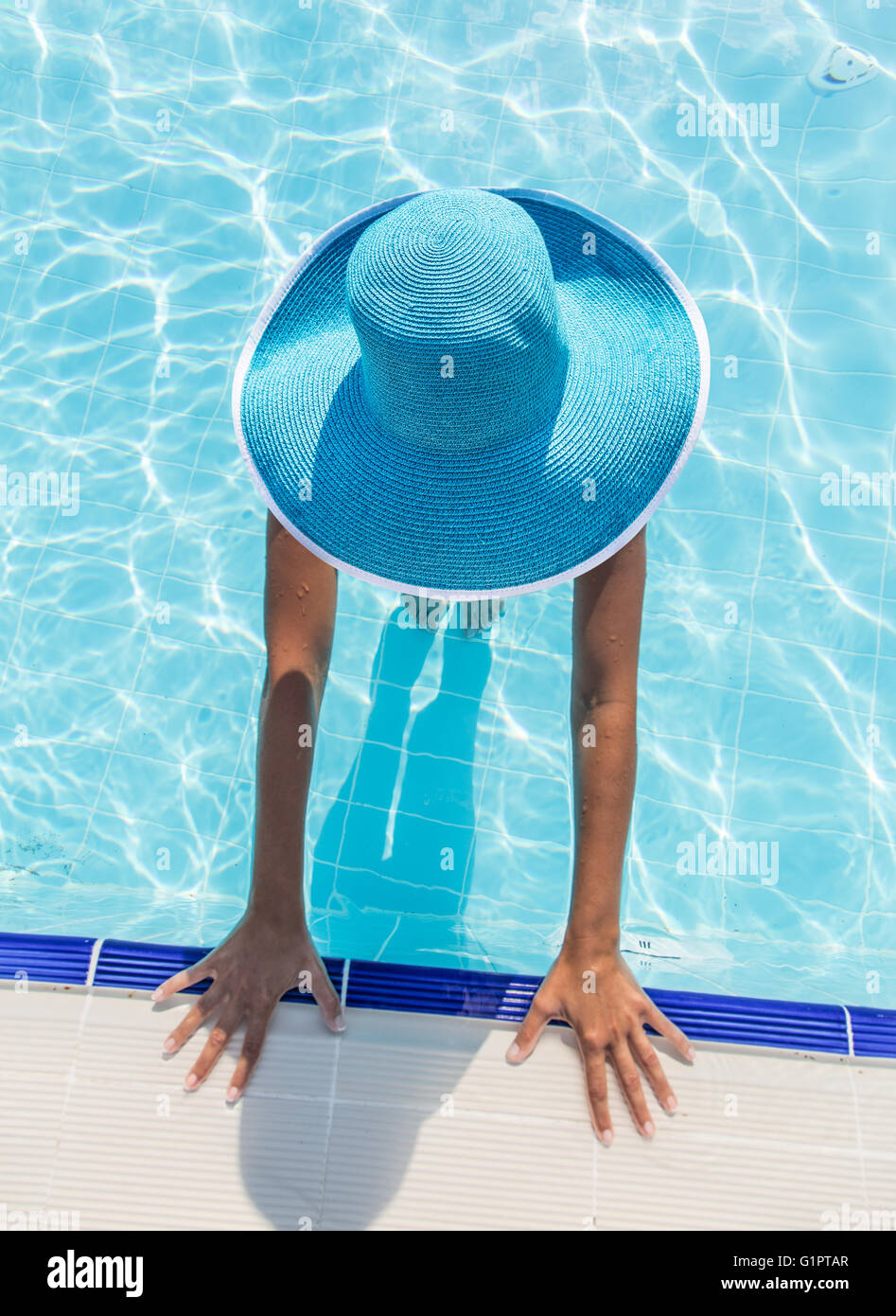 Woman in sun hat in the swimming pool. Top view Stock Photo - Alamy