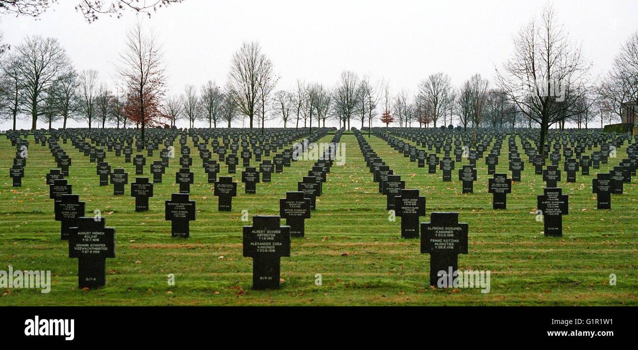 AJAXNETPHOTO. MAISSEMY, FRANCE. - GERMAN WAR DEAD - THE MASSED RANKS OF SOMBRE HEADSTONES MARKING THE LAST RESTING PLACE OF GERMAN SOLDIERS WHO FELL ON THE SOMME 1914-1918.  PHOTO:JONATHAN EASTLAND/AJAX  REF:CD6995 2 2 Stock Photo