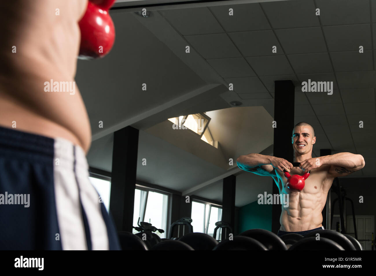 Bel homme musclé à l'entraînement de fitness crossfit Photo Stock - Alamy