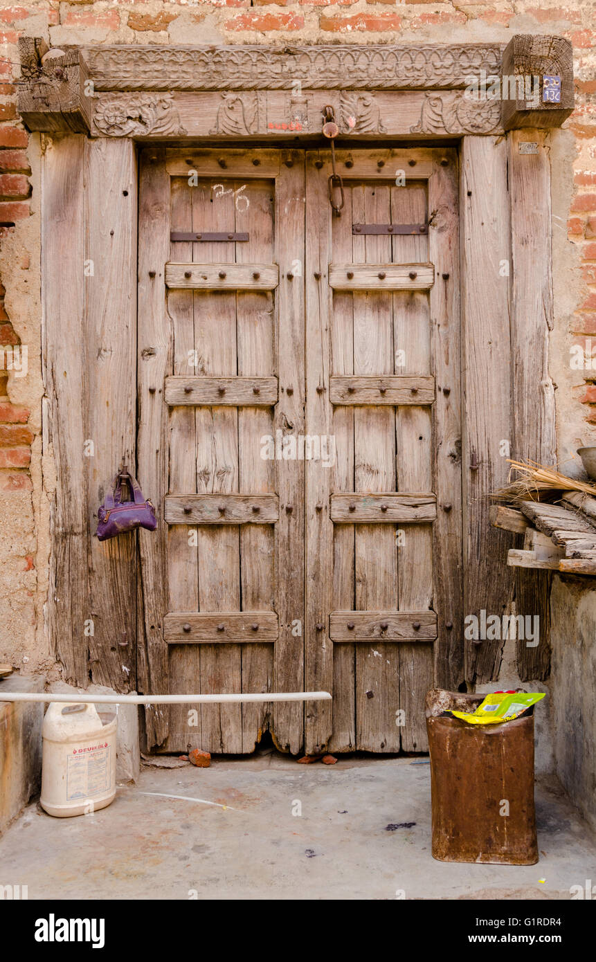 Dver Derevenskaya Stokovoe Foto Izobrazhenie Naschityvayushej Derevenskaya 11550392