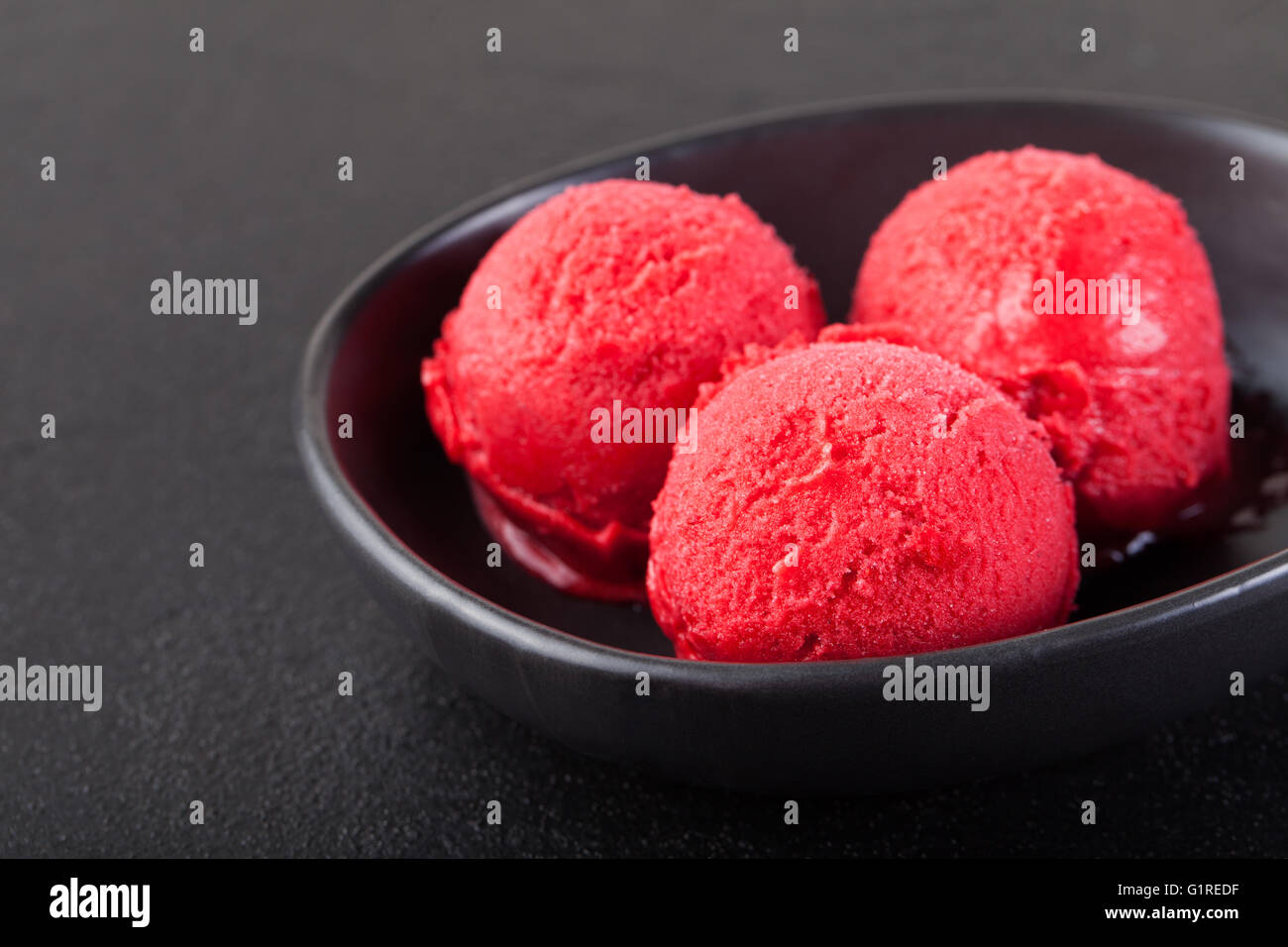 Сорбет вкус. Мороженое. Клубничный сорбет. Клубничное мороженое в стаканчике. Клубничное мороженое в стаканчике.