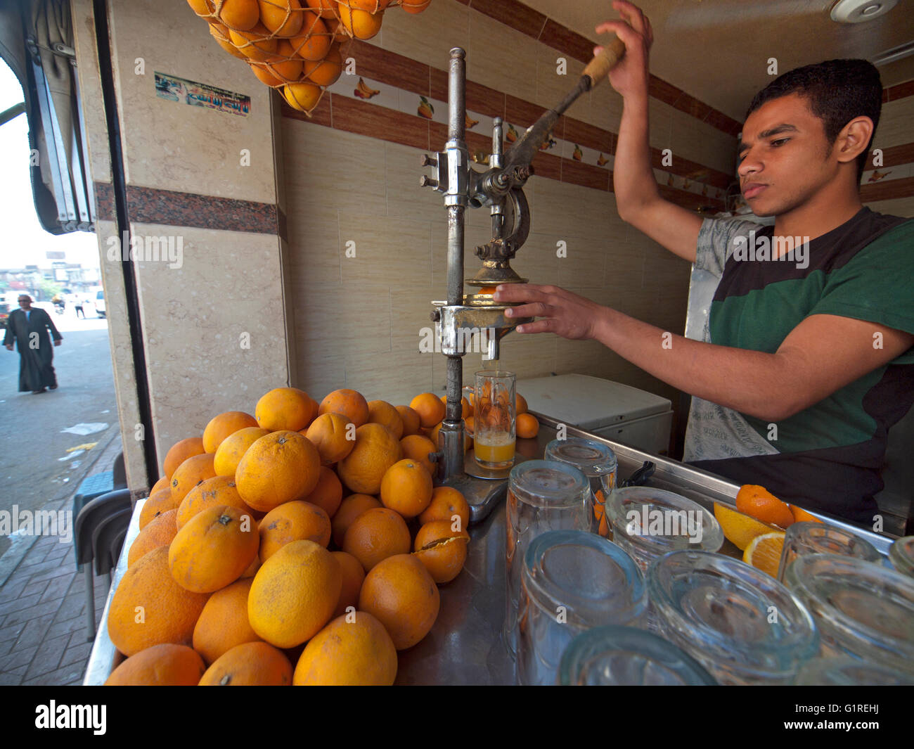 Squeezing oranges in a juice bar in Luxor, Egypt Stock Photo