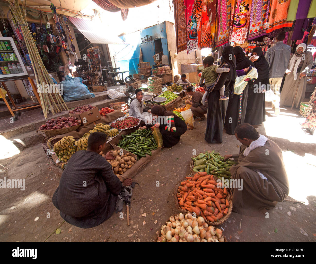 A street market in the Egyptian city of Luxor Stock Photo - Alamy