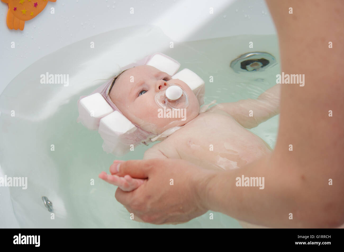 температура купания новорожденного. нужно кипятить воду для купания новорожденного. нужно кипятить воду для купания новорожденного. для купания новорожденных. купание новорожденного ребенка.