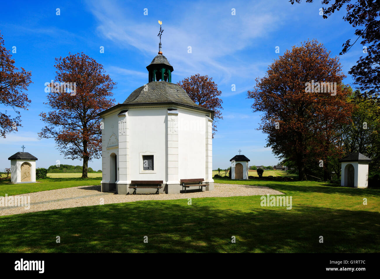 Kreuzkapelle mit Kreuzwegstationen in Nettetal-Hinsbeck, Niederrhein, Nordrhein-Westfalen Stock Photo