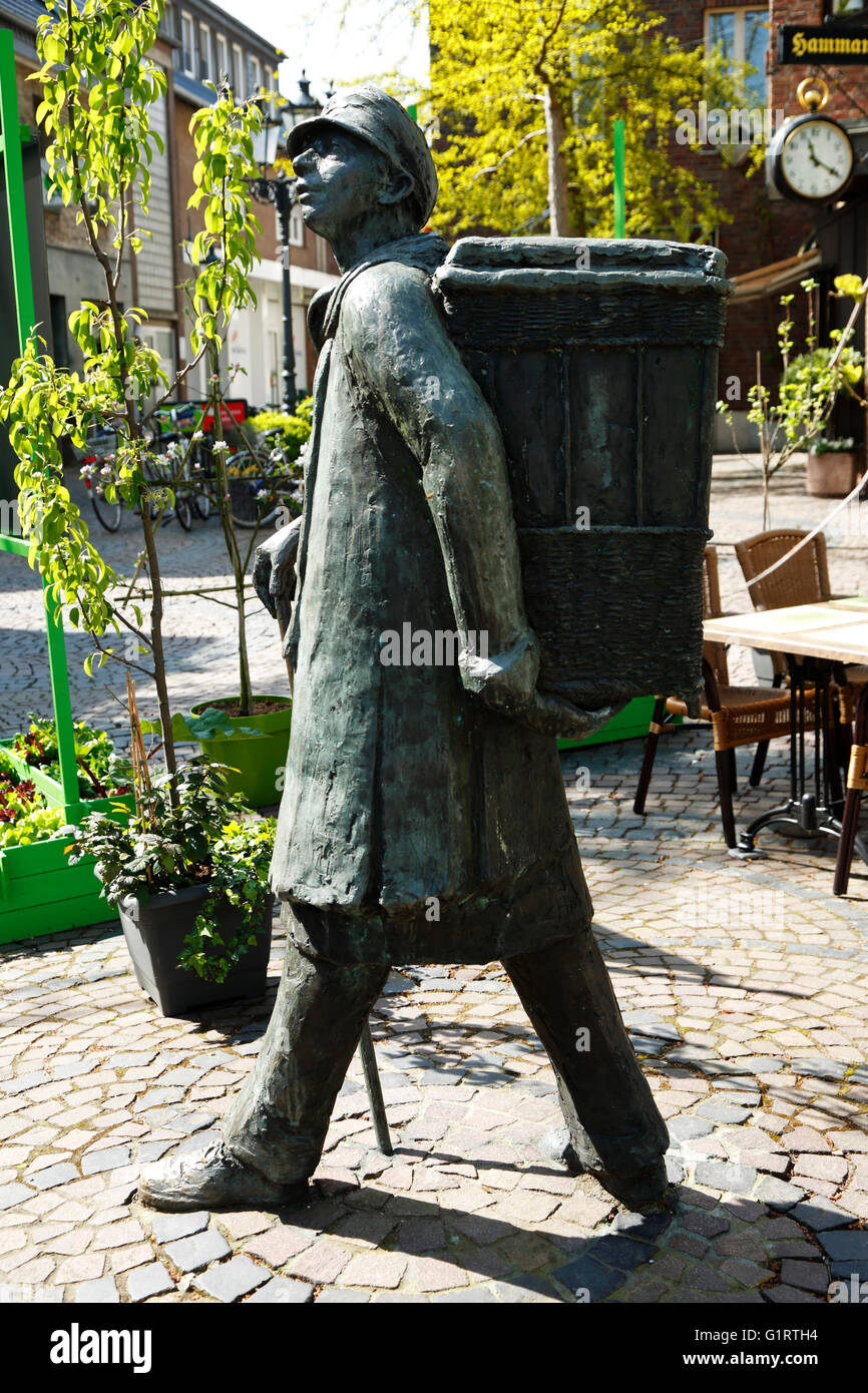 Bronzeskulptur 'Kiependraeger' von Loni Kreuder in Nettetal-Breyell, Niederrhein, Nordrhein-Westfalen Stock Photo
