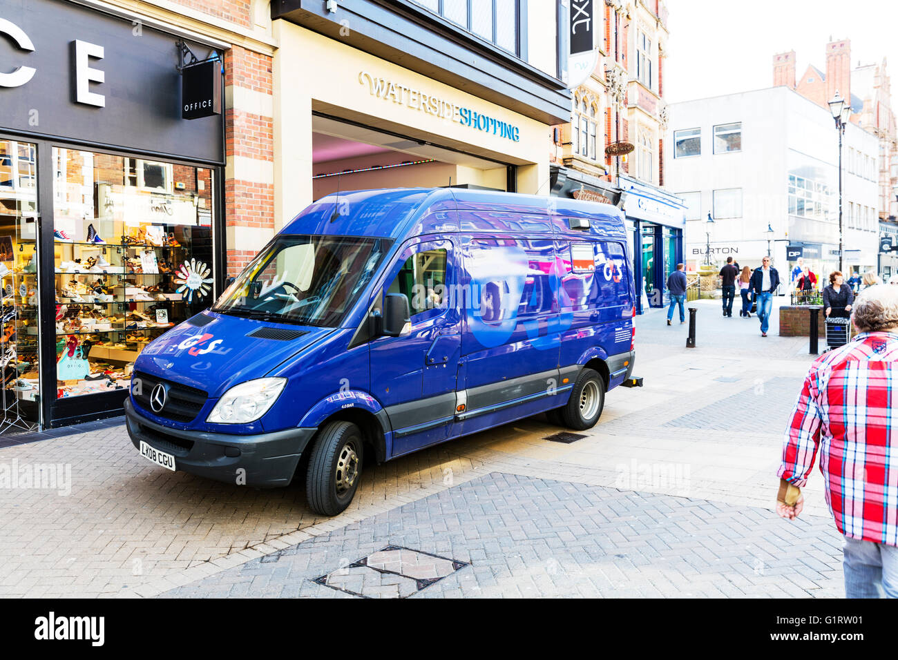 G4s group 4 security van vehicle parked collecting cash from shop money collection UK England Stock Photo