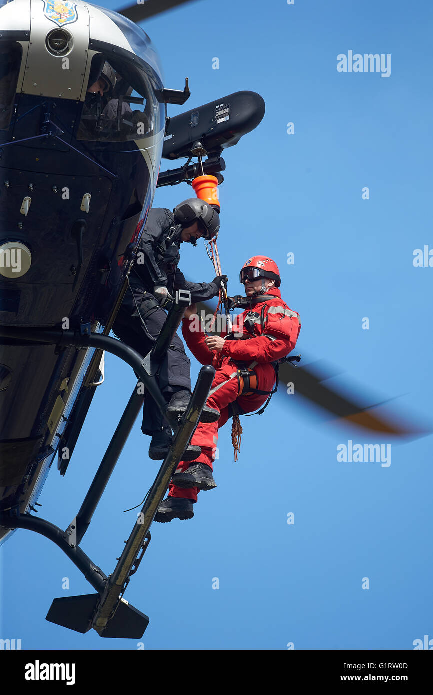 Heights rescuer of the fire brigade Wiesbaden practice with the police helicopter squadron Hesse, Ettringen Stock Photo